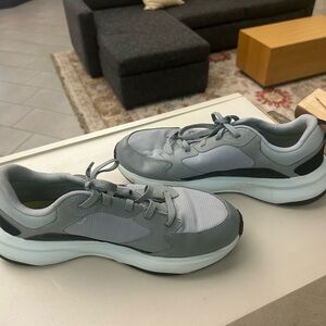 Sneakers Under Armour Sleek Gray and White Sneakers size 12